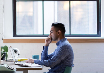 La vie après l’école d’art : dois-je travailler en freelance ou dans une agence de création?